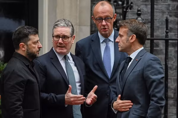 Tổng thống Zelensky, Thủ tướng Keir Starmer, Thủ tướng Friedrich Merz và Tổng thống Emmanuel Macron trong một cuộc gặp tại London.