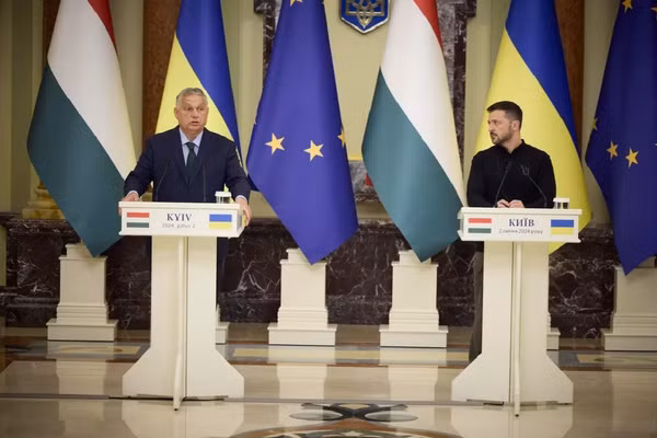 Thủ tướng Hungary Viktor Orban và Tổng thống Volodymyr Zelensky trong buổi họp báo tại Kiev.