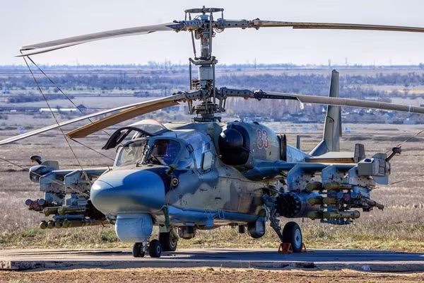 Trực thăng Ka-52 trang bị tên lửa Igla-V, tên lửa chống tăng Vikhr-1 và Ataka, bệ phóng B-8V-20.