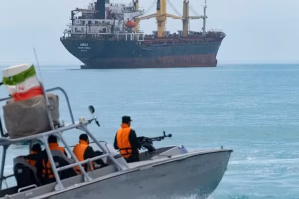 Hải quân Iran tuần tra tại eo biển Hormuz.