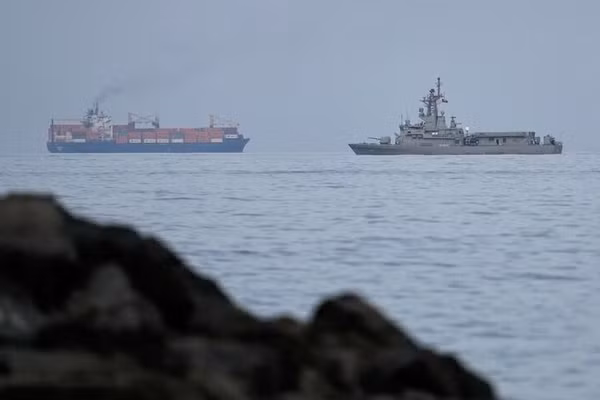 Tàu quân sự Iran tuần tra eo biển Hormuz.