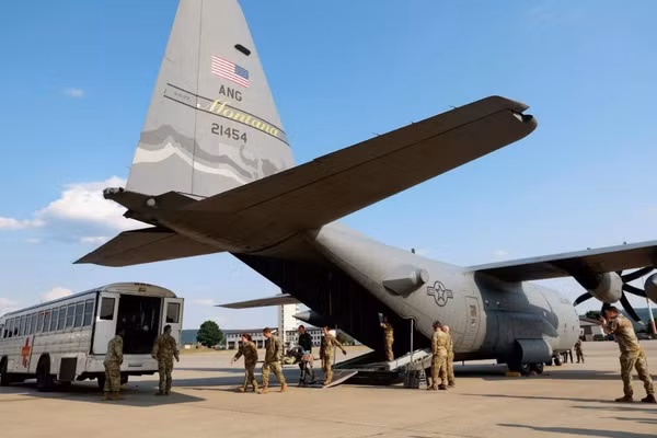 Các quân nhân tại căn cứ không quân Mỹ ở Ramstein, Đức.