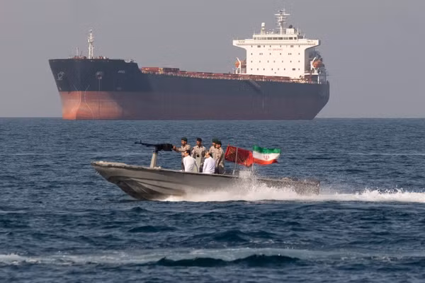 Tàu cao tốc Iran tuần tra eo biển Hormuz.