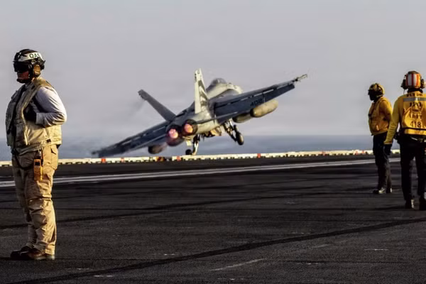 Tiêm kích F/A-18E Super Hornet cất cánh từ tàu sân bay USS Abraham Lincoln.