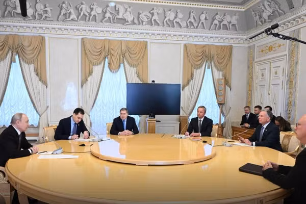 Tổng thống Nga Vladimir Putin và Đặc phái viên của Tổng thống Mỹ Steven Witkoff, tại Cung điện Constantine ở St. Petersburg.