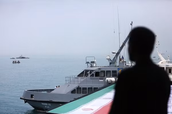 Tàu cao tốc Iran sẵn sàng tuần tra eo biển Hormuz.