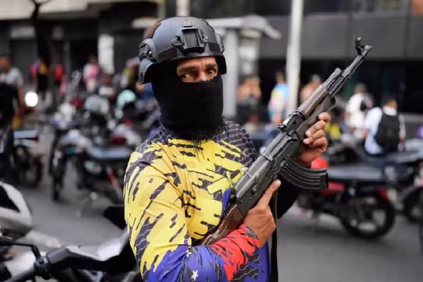 Người biểu tình có vũ trang yêu cầu Mỹ trả tự do cho Tổng thống Maduro.