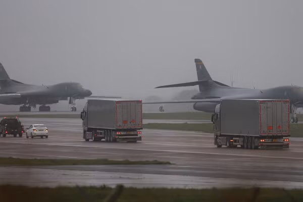 Máy bay ném bom chiến lược B-1B Lancer tại căn cứ Fairford.