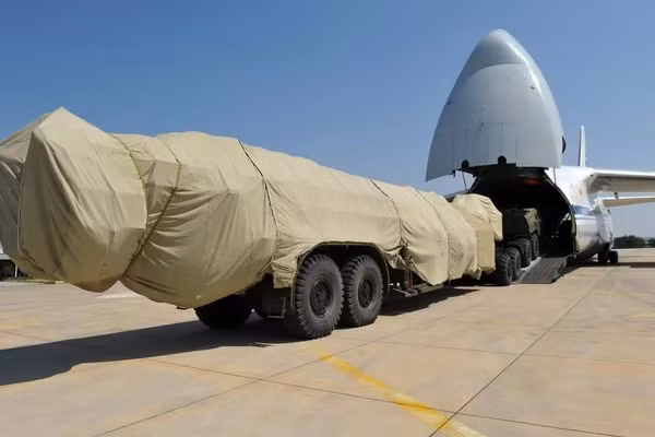Hệ thống S-400 được Nga chuyển đến Thổ Nhĩ Kỳ.