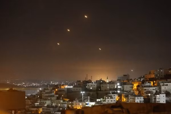 Tên lửa Iran phóng về phía căn cứ Mỹ.