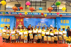 Bà Mè Thị Bích Liên, Hiệu trưởng Trường Tiểu học thị trấn Thanh Ba trao thưởng cho học sinh đạt các giải tại sân chơi trí tuệ cấp Tỉnh.