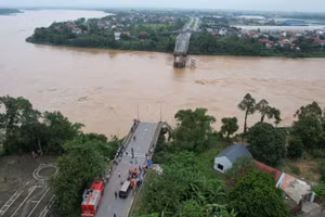 Cầu Phong Châu nối 2 huyện Lâm Thao và Tam Nông ở tỉnh Phú Thọ bị sập hôm 9/9.