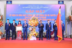 Thừa uỷ quyền của Chủ tịch nước, ông Bùi Văn Quang, Chủ tịch UBND tỉnh Phú Thọ trao Huân chương Lao động hạng Nhì cho Sở TT&TT tỉnh Phú Thọ.
