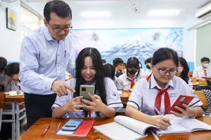 Trong các tiết học cần sử dụng điện thoại di động, các thiết bị thu, phát sóng thì học sinh được phép sử dụng theo hướng dẫn của giáo viên. 