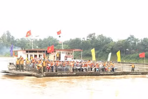 Lữ đoàn 249 vận hành phà quân sự đưa người dân qua sông Hồng tại khu vực cầu phao Phong Châu.