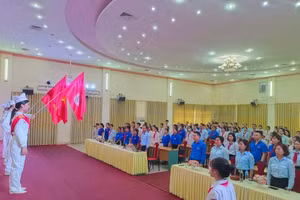 Các đại biểu, học viên Chào cờ theo nghi thức Đội trước khi Khai mạc lớp tập huấn.