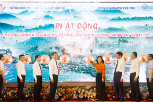 Các đại biểu thực hiện nghi thức ấn nút khởi động Chương trình kích cầu Du lịch Phú Thọ trong không gian phát triển mới.