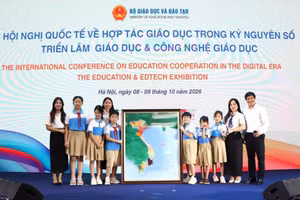 Thầy và trò Trường Tiểu học Vĩnh Yên giới thiệu sản phẩm STEM mô hình bản đồ Việt Nam 3D làm từ bột nặn tại Triển lãm Giáo dục và Công nghệ giáo dục.