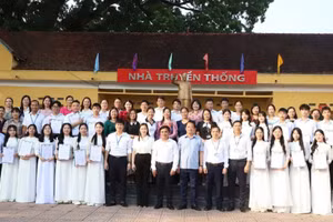 Lãnh đạo Đảng ủy xã Đoan Hùng và Chi bộ Trường THPT Đoan Hùng chụp ảnh cùng 21 đảng viên trẻ, kết nạp Đảng ngày 19/5/2026.