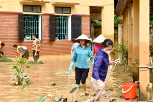 Các lực lượng hỗ trợ Trường Mầm non Thị trấn Hạ Hòa (huyện Hạ Hòa) dọn dẹp vệ sinh trường lớp sau mưa, lũ.