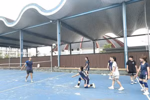 Các VĐV đội tuyển Bóng chuyền nữ Trường THPT Chuyên Hùng Vương hăng say tập luyện chiều 7/7.