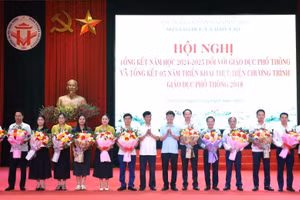 Lãnh đạo Sở GD&ĐT tỉnh Phú Thọ tặng hoa chia tay lãnh đạo các Phòng GD&ĐT huyện, thị, thành.