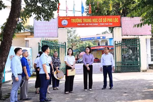 Ông Bùi Tuấn Long - Phó Chủ tịch UBND xã Phù Ninh (thứ nhất bên phải) kiểm tra công tác chuẩn bị năm học mới 2025 - 2026 tại Trường THCS Phú Lộc.