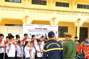 Học sinh xã Bình Nguyên tham gia chương trình tuyên truyền, trải nghiệm và thực hành chữa cháy, cứu nạn, cứu hộ.