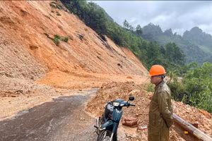 Xã Cao Sơn bố trí lực lượng canh gác, không cho người và phương tiện đi qua khu vực nguy hiểm. 