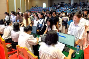 Các tân sinh viên đăng ký làm thủ tục nhập học tại Trường Đại học Hùng Vương.