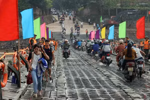 6h sáng 30/9, chính thức thông xe cầu phao Phong Châu.