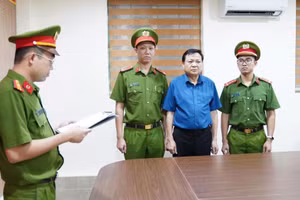 Cơ quan CSĐT thi hành Lệnh khởi tố Hoàng Văn Lộc - Bí thư Đảng uỷ, Chủ tịch HĐND xã Hợp Kim (Ảnh: Công an tỉnh Phú Thọ cung cấp).