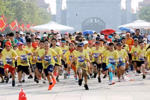 Các em học sinh tham gia Giải chạy Đền Hùng Marathon 2025 cự ly 1,5km.