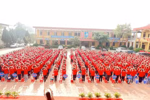 Cảnh quan sư phạm trường THCS Hùng Lô khang trang, sạch đẹp.