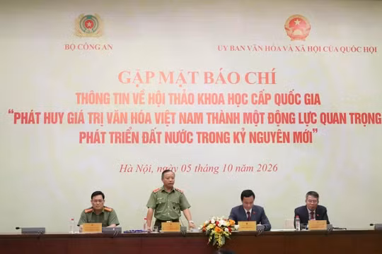 Các đại biểu chủ trì họp báo.