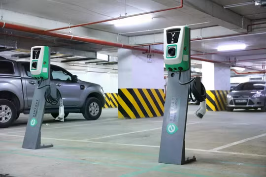 Bộ Công Thương siết chuẩn trụ sạc, trạm sạc xe điện