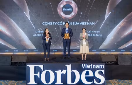 Ông Nguyễn Quốc Khánh, Giám đốc Điều hành Nghiên cứu và Phát triển Vinamilk nhận vinh danh Top 50 Công ty niêm yết tốt nhất Việt Nam. (Ảnh: Forbes Việt Nam)