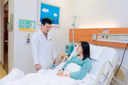 Chị Liên xúc động với gương mặt bình thường sau phẫu thuật.