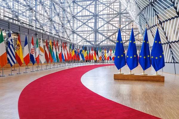 Cờ của 27 quốc gia thành viên EU tại trụ sở ở Brussels, Bỉ.