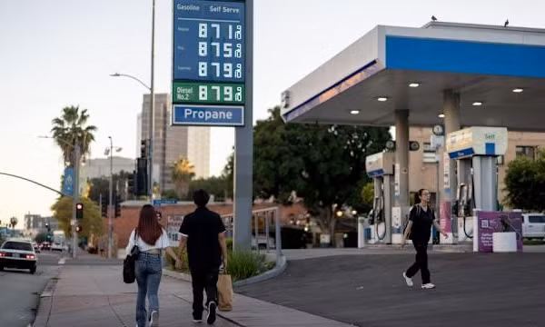 Người dân đi bộ gần một trạm xăng ở Los Angeles, ngày 21/3/2026..