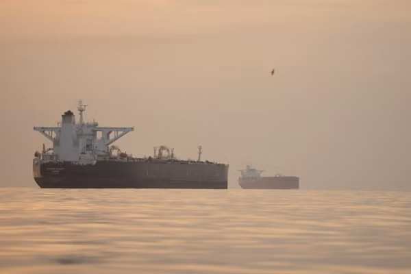Các tàu thương mại đang di chuyển gần đảo Qeshm của Iran.