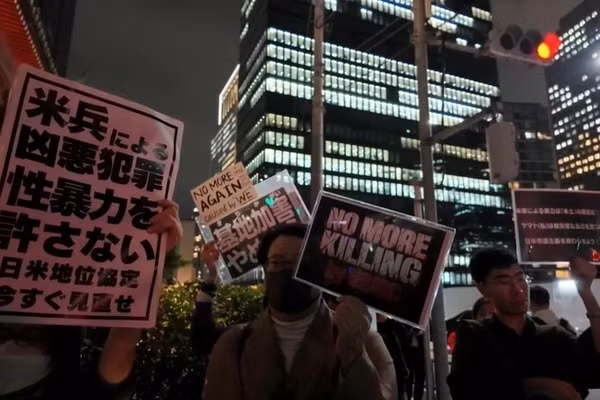 Người biểu tình tuần hành đến Đại sứ quán Mỹ ở Tokyo, yêu cầu Mỹ rút quân khỏi Nhật Bản.