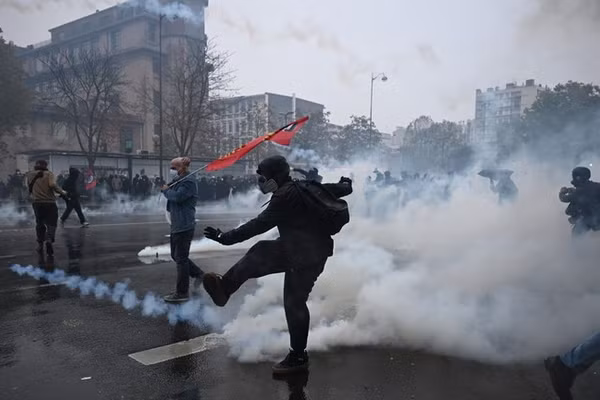 Cảnh sát đụng độ với người biểu tình ở Paris, Pháp, ngày 24/10/2026.