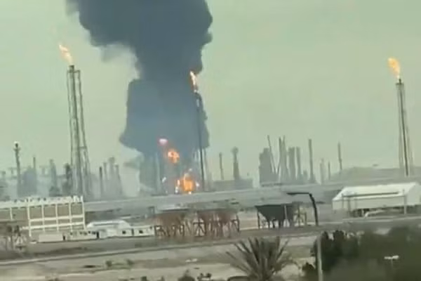 Khói đen dày đặc bốc lên trên nhà máy lọc dầu Mina al-Ahmadi sau cuộc tấn công UAV của Iran, ngày 3/4/2026.
