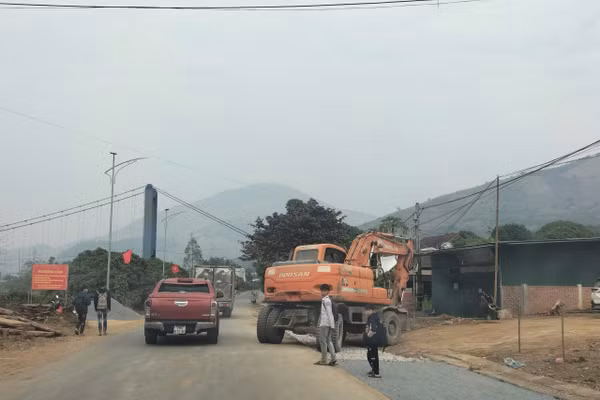 Nâng cấp hệ thống đường giao thông, bảo đảm cho các phương tiện lưu thông an toàn.