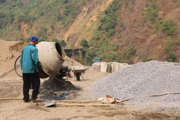 Người dân góp công làm đường nông thôn mới cùng chính quyền địa phương.