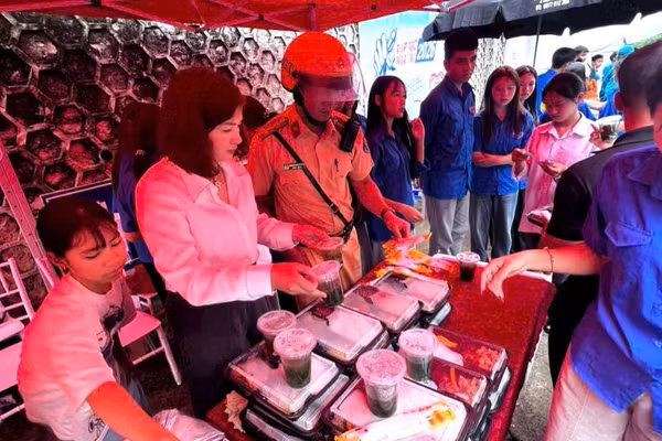 Chị Đỗ Thị Luyến (người thứ 2 bên trái) hỗ trợ cơm cho các thí sinh.