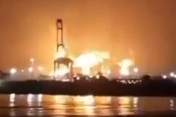 Trung tâm sản xuất LNG toàn cầu, ở Ras Laffan, Qatar, chìm trong biển lửa, sau cuộc tấn công quy mô lớn của Iran, ngày 18/3/2026.
