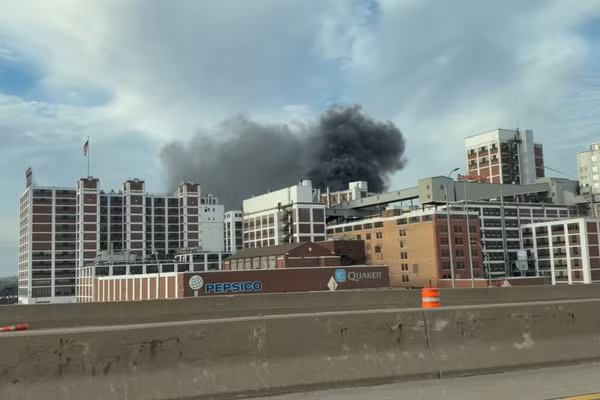 Những đám khói đen bốc lên tại nhà máy Quaker Oats ở Cedar Rapids, Iowa, Mỹ, ngày 24/10/2026.
