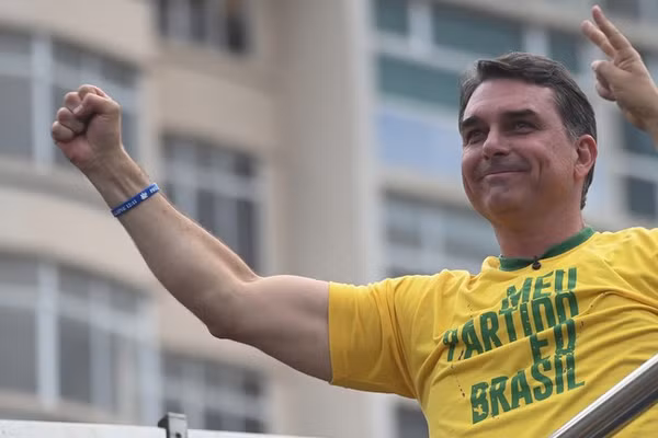 Thượng nghị sĩ Flavio Bolsonaro phát biểu tại một cuộc vận động tranh cử ở Rio de Janeiro, ngày 16/8/2026.